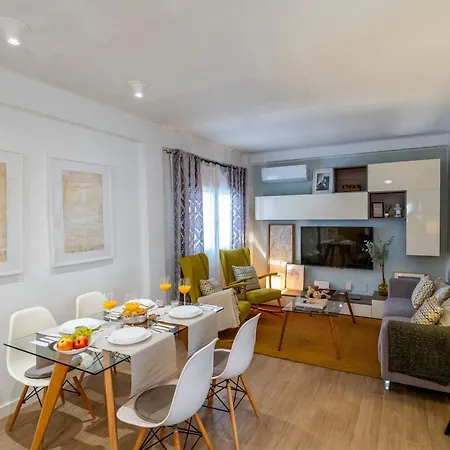 New Luxury House In The Center! Nuevo Piso De Lujo En El Centro. *